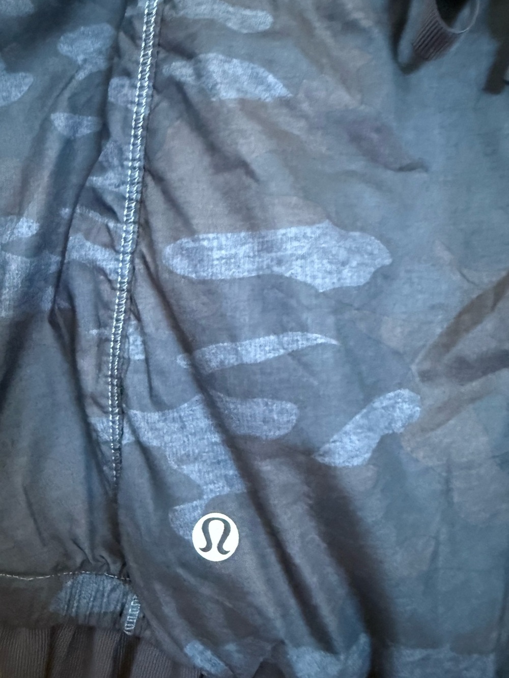 Lululemon Spring Fling Puffy Windbreaker in Lotus Camo Oil Slick Blue, Sz 4 - Picture 5 of 5